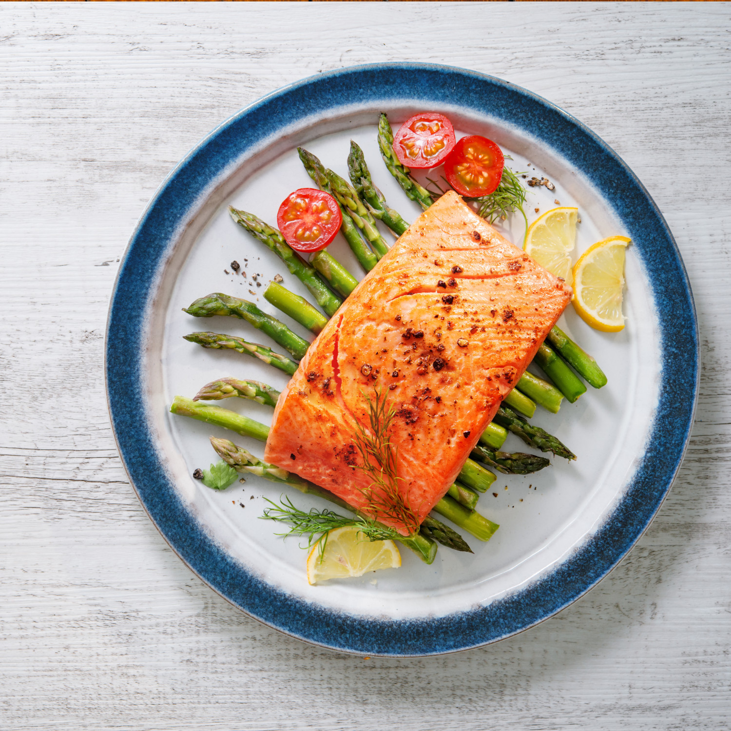 Saumon grillé, légumes verts, sauce aux herbes Antoine.ca